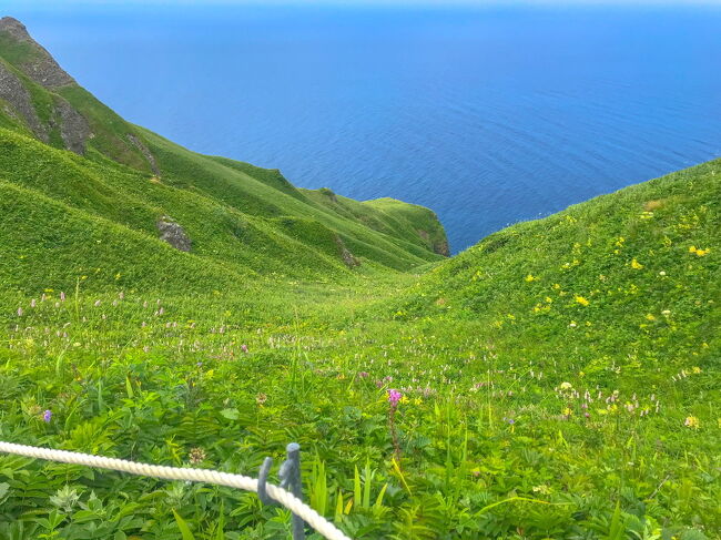 この日の礼文島の天気は晴れ&#9728;️時々曇り&#9729;️<br />最高気温24.4度／最低気温18.2度<br /><br /><br />この日の服装は<br />・半袖<br />・長袖のパーカー<br />・長ズボン<br />・帽子