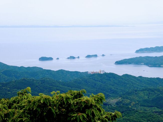 ラッコ大好きな友人と計画した伊勢鳥羽の旅。<br />友人は自他共に認めるそっくりなので他人ですがお互い双子だと思っています。<br />一応今回の旅の目的、ラッコと伊勢神宮を回ることができました。<br />午前中、日の出時刻前から夫婦岩を見に行き、年甲斐もなくカヌーに乗ってはしゃいだ。<br />老体にはもう1日のスケジュールやりきったと言ってもいいぐらい。<br />でも、それじゃあ貪欲なおばちゃんの旅は終わらないのよ。<br /><br />この日は、一番良いお天気。<br />雨女だから、この天気を無駄にしたくないのよ。<br />伊勢音頭にも「お伊勢参らば朝熊をかけよ、朝熊かけねば片参り」と歌われ<br />伊勢神宮の鬼門を守る寺として「伊勢神宮の奥之院」と言われている朝熊岳金剛證寺。<br />朝熊山に行けば伊勢湾の眺めがいいらしいよ、って知ったらそりゃ私は行きたくなるでしょ。<br />ここは百歩譲って登山じゃなくバスで行くから、ついてこい!妹よ!<br /><br />以下他人では有りますが、偽双子の妹は妹と呼んでます。<br /><br />