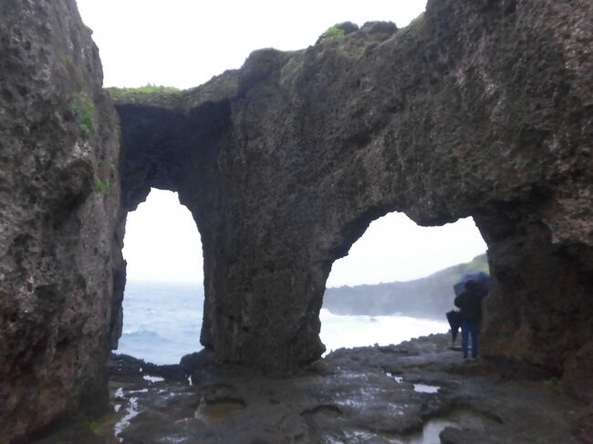 　与論島・沖永良部島・徳之島・奄美大島を回って来ました。<br />　例年なら梅雨明けをしているのに今年はまだまだでした。<br />　　天気予報を見ると　ずーと雨予報　こればっかりは仕方ないですね。<br /><br />4日目<br />　ドーム闘牛場なぐさみ館・・ビデオ・闘牛場・闘牛の牛舎見学<br />　泉重千代銅像・・生家を見る<br />　犬田布岬・・戦艦大和慰霊塔<br />　犬の門蓋・・断崖絶壁の奇観<br />　<br />　昼食・・サンセットリゾート<br />　<br />　ムシロ瀬・・大岩が敷かれたように連なっています<br />　金見崎ソテツトンネル・・<br />       樹齢400年ほどと言われるソテツが200mも続いています。<br />　朝潮太郎記念館・・銅像・ビデオを見る<br />　みのり館・・土産<br /><br />　徳之島・亀徳港～～＜フェリー／約3時間30分乗船＞～～奄美大島・名瀬港<br /><br />　宿泊　ビッグマリン奄美<br />      <br />