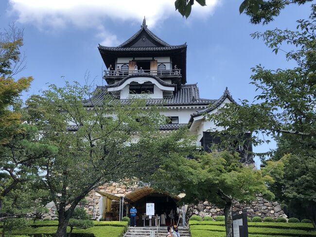古城めぐり第3弾<br /><br />2021年7月20日 国宝犬山城<br /><br />第3弾にして国宝初登場<br /><br />国宝犬山城で現存するのは天守のみ<br /><br />でもこの天守は日本最古の様式<br /><br />さらに2004年まで代々城主・成瀬家の個人所有のお城だった<br /><br />別名白帝城<br /><br />城下町は本町通りとして今も賑わっている<br /><br />1537年に織田信長の叔父の織田信康により創建された<br /><br />以来様々な歴史の中で今に生き残っている<br /><br /><br /><br /><br /><br />