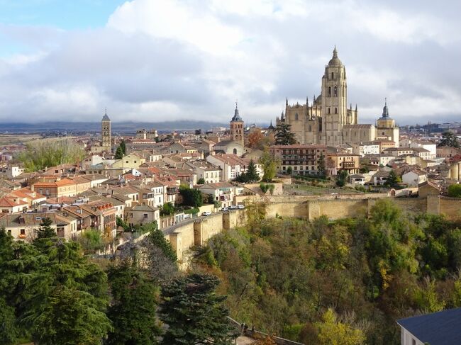 セゴビア旧市街と水道橋<br />Acueducto de Segovia<br /><br />セゴビア大聖堂<br />Catedral de Segovia<br /><br />アルカサル<br />Alcázar de Segovia