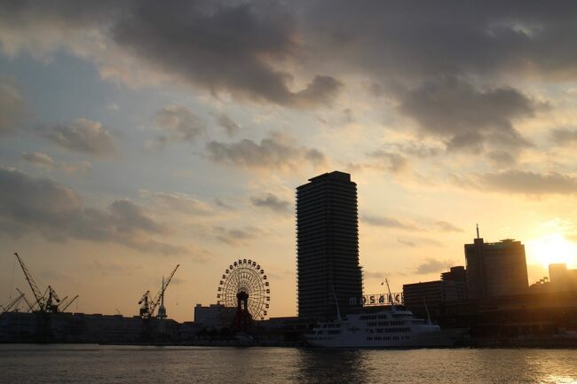 2018年12月に旅した様子です。<br /><br />昨年からコロナコロナで気軽に旅にも出れやしない.....<br />3年近くフォートラベルの旅行記放置していたけど、こんな世の中嫌になっちゃうので過去の旅行を振り返り。<br />少しでもお出かけ気分にひたろうじゃあないの!<br />つーことで久々の投稿です。<br /><br />なんせ2018年の出来事ですから、ええ、あれよ、3年分年もとっているわけですから老化現象か何なのか若干記憶が曖昧な部分もございますがご容赦くださいませな。<br /><br /><br />大阪で昭和レトロを満喫したあとは阪急電車にのっていよいよ神戸へ!<br />横尾忠則現代美術館に行った後三ノ宮へ。<br />昭和を求め彷徨いつつもフツーに観光してきたわ、神戸は洒落てるわ~<br /><br />昭和レトロ研究所<br />https://sho-waretorokennkyuujyo.com/
