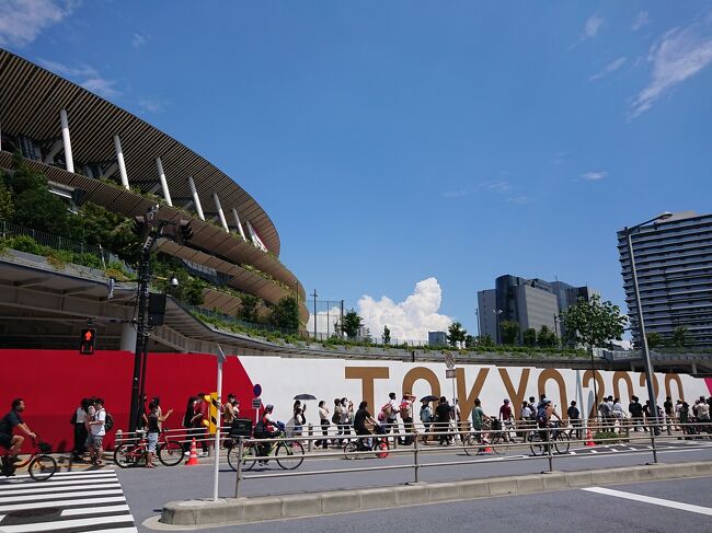 2021年7月23日、今夜、東京2020オリンピックが開幕しました。<br /><br />ただいま東京滞在中。東京に戻ったばかりの時は、テレビのニュースは「東京でコロナの感染者が今また日々増加している中で開催する意義があるのか…」と否定的な話題ばかり。東京には間もなくオリンピックが始まるという雰囲気は、まるでありませんでした。<br /><br />その中でも準備は進められていきました。街や駅には警官や工事の方、ボランティアの方が増えていきました。オリンピック、やるとなったからには人それぞれ思うところはあっても「おもてなし」。やっぱり日本人は素晴らしい!<br /><br />開会式前日、そして当日、私が目にした<br />『TOKYO 2020オリンピック 』をお伝えします。