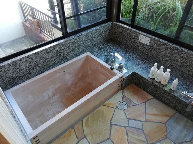 ココロとカラダが整う宿「湯河原リトリート ご縁の杜」に宿泊しました。この宿は、「ヴィーガン料理(肉・魚は、乳製品・卵・蜂蜜など、動物由来の成分を含まない料理)」が提供されます。<br />今回は、3回目の宿泊になります。「ひのき内風呂付ルーム 10畳」にて予約しました。