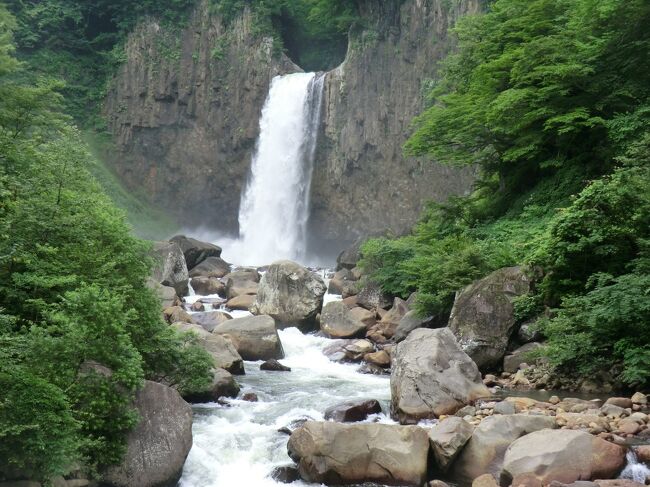 新潟県にある中津川の上流に点在する越後の7集落と、信州の5集落を総称して「秋山郷」を散策<br /><br />蛇淵の滝、新潟と長野の県境を流れる「関川」にかかる滝苗名滝を楽しむ旅です。<br />