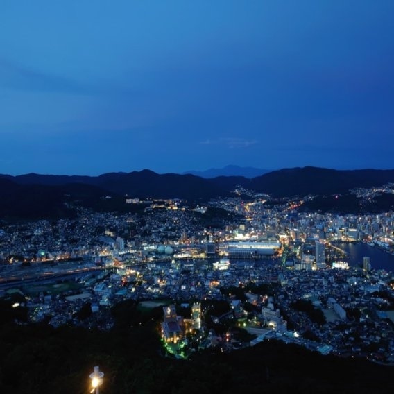 ハウステンボスには二度行ったけど、観光はしたことがない長崎。<br />去年計画を立てたところ、緊急事態宣言で断念。<br />今年の1月にリベンジしようと思ったら、まさかの雪で飛行機が欠航( ;∀;)<br /><br />今回も感染者が増えてきて、二度あることは三度あるになるかと思ったけど<br />宣言が出てないので行って来ました。<br /><br />やっと念願の長崎。<br />今日も~雨だった~♪<br />とはならなかったけど、暑くてバテバテ。<br />でも行きたいところは行けたかな。<br />