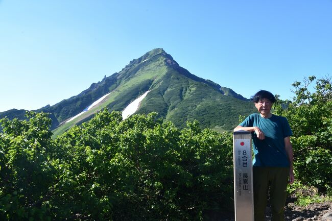 7月18日Hokkaido sixth day( north～east)/19。朝4:00am朝陽が登る写真を撮ろうとしたら天気でトレッキングは良い感じ。急遽利尻山に登ることにした。ホテル送迎で登り口の利尻北麓野営場5:15am。3合目～6合目(標高760m)までは険しくなく展望も開け比軽的楽。7合目道のりが長く、8合目は利尻富士展望が美しい。9合目～頂上は岩場で滑りやすく急登なので疲れた。<br />晴れなので頂上の展望は美しくお花畑も感動した。北の100名山ミッション完了。