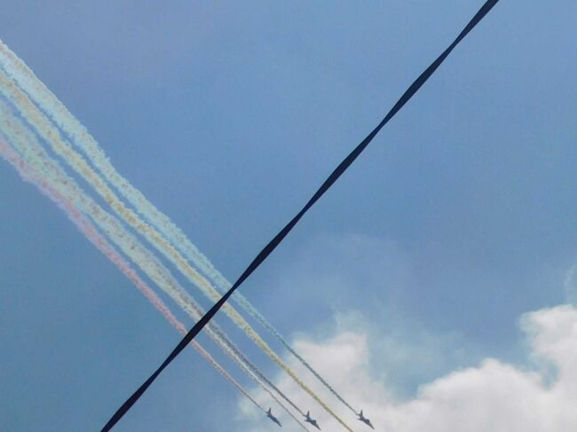 ブルーインパルス東京の空に五輪を描く・JAL金色鶴のオリンピック塗装機