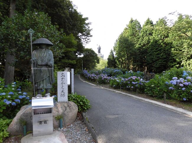 1年遅れのオリンピックの休暇を利用して2泊3日のお遍路です。<br />まず 香川から逆打ちで観音寺まで そして高知から愛媛までの順打ちをしました。<br /> 早くから始まった夏本番!日差しは強くても涼風です。<br />このところ出来なかった松山市内も 無事にクリアしました。<br /><br />~写真の説明~<br /> 66番札所 おむかえ大師と紫陽花<br /><br />~おまけ~<br /> 私たちシニアもコロナワクチンを2回接種して決行しました。<br /> コロナ禍前のように人出が多く 夏休みに入った家族連れの姿が目立ちます。 <br /> ワクチンの遅れが心配です。