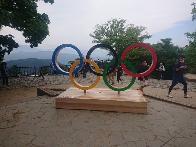 東京オリンピックが始まりました。<br />新型コロナのこともあって始まる前は賛否両論色々あったし、開催することに関しては色んな意見があるとは思います。<br />でも、もう夏のオリンピックが東京でやることはたぶん近い将来にはないし、始まったらやっぱり選手を応援したいし、感染を回避しながら楽しみたい!<br />ということで、それぞれの楽しみ方をしているとは思います。<br />バドミントン男子準決勝のチケットが当たっていましたが、無観客となり・・・(これは個人的な意見としては当然かなとは思いました)。<br />と、いうわけで東京オリンピックを独自に楽しむために、東京周辺にあるオリンピックモニュメントを見て回りました。<br />あといつものようにグルメがあります(これも楽しみのひとつですから(笑))。<br />感染対策をしっかりと行って、短い時間でさっくりと帰るように心がけてのおでかけです。<br /><br />これは第1弾となる高尾山編です。