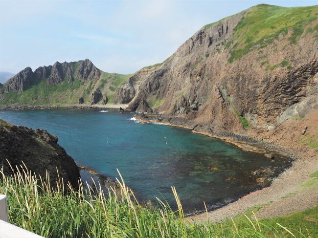 予てから行ってみたいと思っていた花の礼文島。花が咲く時期はツアー料金が海外旅行並み(&gt;_&lt;)　ANAマイレージ利用でやっと夢がかないました。<br /><br />旅行の前にキャンペーンを発見<br />①「ようこそ礼文島（宿泊割引）」<br />観光旅行に伴う1泊あたりの宿泊料金の2分の1(上限5,000円)を割引する事業<br />②礼文観光情報でウェルカム＆バックキャンペーン<br />礼文島内で1泊し、対象体験プログラムに1つ以上申込み・体験すると・・・帰りの乗船券が無料に<br /><br />①は人数に限りがあるのですぐに宿に電話で申し込みました<br /><br /><br />7月12日　羽田～稚内～稚内てっぺん観光バス～利尻島<br />　　　　　　　　　　　　　　　　　　　　ペンションレラモシリ<br />7月13日　早朝ペシ岬散策　利尻定期観光バス　　　　　かもめ荘<br />　　　　　利尻島～礼文島　北のカナリアパーク　<br />7月14日　桃岩展望台コースハイキング<br />　　　　　礼文島定期観光バス<br />7月15日　礼文島～稚内　稚内～羽田<br /><br />7月14日午後<br />桃岩展望台コースハイキングから戻り、午後は定期観光バスを利用して、澄海岬とスコトン岬へ行きます。<br />ウェルカム＆バックキャンペーンの3つのスタンプを貰い、帰りのフェリー乗車券は無料になりました。アプリ内のアンケートに答えなくてはいけないことを知り、フェリーに乗る直前では落ち着かないので、前日までに手続きを終わらせました。<br /><br />