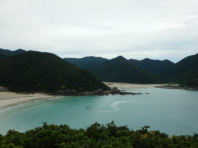 長崎県五島列島福江島への２泊３日旅。<br /><br />福江島へは１０数年ぶりです。<br />沖縄に匹敵する美しい海と、美しい教会が印象に残っている島です。<br /><br />勢力の強いノロマな台風６号の影響が、こんなに遠く離れた五島列島でもあり、天気は曇り。波が若干高い感じでした。<br /><br />簡単な旅程はこんな感じです。<br /><br />１日目<br />　羽田空港→福岡空港（乗継の時間で展望デッキを満喫）→五島福江空港<br />　堂崎教会、福江市街をちょい散歩<br />　　カンパーナホテル泊<br />２日目<br />　水ノ浦教会→楠原教会→三井楽教会→高浜海水浴場<br />　　※旅行記①はここまで<br />　井持浦教会→大瀬崎灯台→玉之浦教会→小浦海岸<br />　　GOTO TSUBAKI HOTEL（五島つばきホテル）泊<br />３日目<br />　五島観光歴史資料館→鐙瀬溶岩海岸→鬼岳→香珠子海水浴場→<br />　五島福江空港→長崎空港→羽田空港<br />