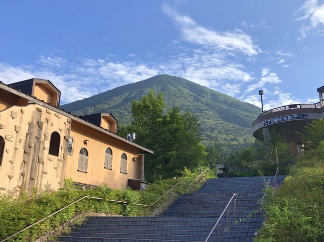 日光二荒山(にっこうふたらさん）神社は、日光山信仰の始まりとなった古社で、二荒山（男体山）をご神体として祀っています。<br />世界文化遺産「日光の社寺」を構成する神社ですが、日光市内にある本宮の他に、男体山山頂にある奥宮と男体山中腹の中禅寺湖畔に鎮座する中宮祠の三宮から成り立っています。<br />中宮祠は、とは、本社と奥宮との「中間の祠」の意で、勝道上人による天応2年（782年）の男体山登頂ののち、延暦3年（784年）に建立されたと伝わっています。この時、同時に中禅寺も二荒山神社の神宮寺として創建されました。<br />中宮祠は古くから男体山登山の表口とされ、現在も登拝口（登山口）が本殿横に設けられており、入り口の登拝門は開山時（5月5日～10月25日）のみ開かれます。7月31日～8月8日の登拝祭の間は、中宮祠本殿から奥宮に神像が遷坐されます。<br />ところで、二荒山神社の神宮寺として創建された中禅寺は、十一面千手観世音菩薩立像を御本尊としています。この像は勝道上人が中禅寺湖上に千手観音様をご覧になり、その姿を桂の立木に彫ったと伝えられており、現在も地に根を張っているそうです。<br />しかしながら、現在の中禅寺は二荒山神社中宮祠から離れた歌ヶ浜にあります。これは明治35年（1902年）の大山津波（土砂崩れ）によって観音堂が湖上に押し流されたものの、御本尊は無傷のまま浮かび上がり、現在の観音堂に祀られることとなったそうです。これを機に中禅寺湖と改名されました。やはり人知を越えた超常現象なのでしょう。<br />中禅寺は、世界文化遺産「日光の社寺」を構成する日光山輪王寺の別院で、天台宗のお寺です。<br /><br />コロナ禍のため、帰宅後2週間以上経過し感染していないことを確認してから旅行記を公開しています。<br />