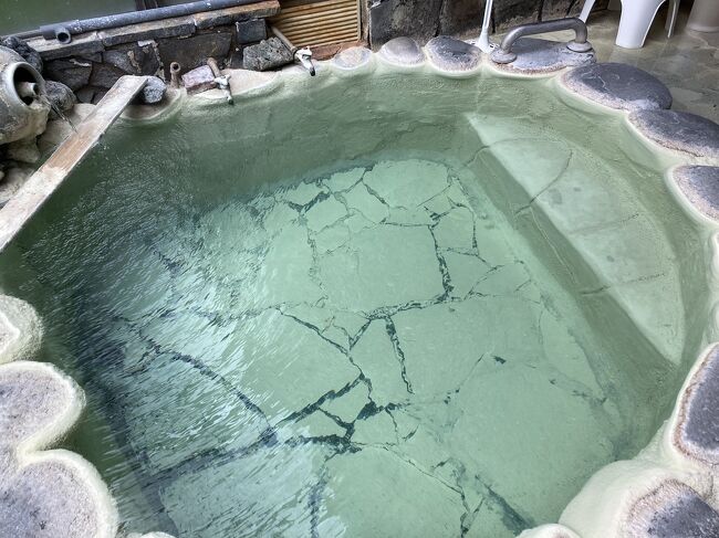 中禅寺湖畔にあるお宿、湖上苑。<br />チェックインして、先ずは直ぐに温泉へ。<br /><br />ここは源泉を10キロ以上も引いてくるという、引湯な訳だが、きっとそれで丁度いい加減になっているのだと思う。<br /><br />前に泊まった時は、夜と朝の温泉の色が変わっていて面白かったが、今回は同じ色だった。<br />それでも温泉につかっている~という感覚は最高。その2はそんな湖上苑の温泉の記録。