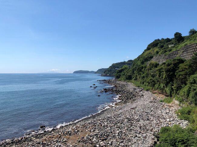 梅雨が明けた7月後半、夏の気分を味わいたくて、西湘南の海水浴場を、海水浴ではなく、歩いて巡りました。<br /><br />根府川駅<br />→ 江之浦海水浴場 → 小糸川橋梁 → (電車で根府川から小田原へ)<br />→ 御幸の浜海水浴場 → (電車で小田原から二宮へ)<br />→ 袖が浦海水浴場 → 大磯ロングビーチ → 大磯こゆるぎの浜 <br />→ 大磯海水浴場<br />→ 大磯駅