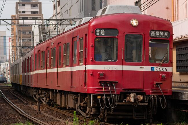 フォートラベルを始めてから初の旅行です。<br />どうしても情熱の赤い電車を撮りたかったので、高松まで行ってきました。<br />もちろん観光も楽しみます。<br /><br />11月にも高松に行ったにも関わらず、まだ7月の旅行記を書き終わっていませんでした(^^;;<br />月末にポイント獲得を目指して慌てて旅行記を書く癖は治らず...<br />皆様の記事も中々拝見できず、すみません。<br />でも旅行だけはしっかり行ってます笑