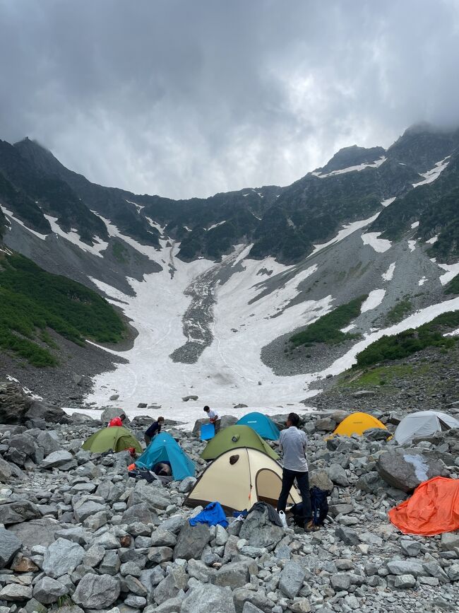 日本が誇る名峰穂高連峰の北に位置する北穂高岳（3106m）に登ることにした。奥穂高や槍ヶ岳の間に位置して地味な存在だが眺めは一番いい。天気がいいと山頂から間近に槍ヶ岳を眺めることもできる。<br />登山は二人で行くことになり、パラオやギリシャに同伴した友人Sと登ることになる。<br /><br />【7/23】～沢渡～上高地～明神（明神館泊）<br />【7/24】明神～徳沢～横尾～涸沢（涸沢ヒュッテ）<br />【7/25】涸沢～北穂高岳登頂～涸沢～横尾～徳沢（徳澤園泊）<br />【7/26】徳沢～上高地～沢渡～唐沢そば（山形村）～塩尻駅