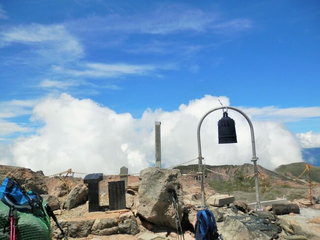 昨年からコロナの影響もあり遠出はできず、今回久しぶりの3000m級の登山<br /><br />２０１４年　御嶽山噴火から７年が経ちました<br />あの衝撃的な光景、忘れられません！<br /><br />いつかお参りしたいなと思っていて<br />今回ヘルメットを新調し、鎮魂の思いでの登山でした。<br /><br />大切なことは<br />★　安全登山を心がける事<br />　　心に刻みながらの山旅でした。。。<br /><br /><br />☆　画像は御嶽山山頂<br />      剣ヶ峰の山頂部には、御嶽山噴火災害慰霊碑、いざという時に避難す<br />      るシェルターも設置されてました。