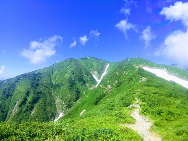 7月の連休は鶴岡で前泊して山形県の朝日連峰を1泊2日で縦走してきました。<br /><br />＜旅程＞<br />【1日目(7/23金)】<br />　中部7:30→8:40羽田11:00→庄内12:00（ANA）<br />　庄内空港→鶴岡駅（庄内空港連絡バス）<br />　鶴岡駅前12:58→13:50羽黒山頂/羽黒随神門14:40→鶴岡駅前15:17（庄内交通）<br />【2日目(7/24土)】<br />　エスモール6:30→7:03かたくり荘前7:12→泡滝ダム8:30（庄内交通＋朝日地域夏季観光バス）<br />　泡滝ダム8:26-10:14大鳥池10:22-12:08オツボ峰12:21-13:07以東岳13:26-14:53狐穴小屋（徒歩）<br />【3日目(7/25日)】<br />　狐穴小屋4:06-4:52寒江山-5:53竜門山-6:37西朝日岳6:39-7:56大朝日岳8:09-9:20小朝日岳9:25-10:13鳥原山-12:28朝日鉱泉（徒歩）<br />　朝日鉱泉14:30→左沢駅16:00（朝日鉱泉・夏季登山バス）<br />　左沢16:15→16:56山形17:05→19:48東京20:00→名古屋21:39（JR左沢線＋山形新幹線＋東海道新幹線）