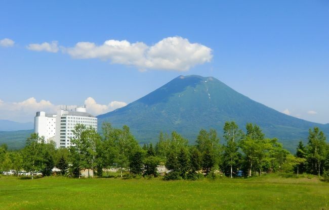 私の新婚旅行（28歳）は北海道ニセコスキー、子供ができてからは（40代前半）ヒルトン東山プリンスホテル（新館）に泊まってスキー・クロスカントリースキーを楽しみました。そして、時は流れ流れ2014年（62歳）６月と９月に、ニセコのコンドミニアム（注）に長期滞在して、ニセコ周辺の山々をマウンティンバイクで駆け巡りました。<br />注：「ワン・ニセコ・リゾート・タワーズ」<br />◎北海道・ニセコ滞在記２（ホテル編）<br />https://4travel.jp/travelogue/10904544<br /><br />そんな想い出の地「ニセコ」に再びやってきました。今回のお泊りは「ヒルトンニセコビレッジ」です。ここはかってのヒルトン東山プリンスホテル（新館）がリブランドオープンしたものです。<br /><br />７月上旬の週末（金曜日・土曜日）の宿泊ですが、１泊の室料が2名利用で総額16314円（HPCJ予約）と意外と安いので驚きました。驚きはホテルに入って実感しました。ホテル内にお客の姿があまりないのです。部屋数499を誇る巨大ホテルが空っぽ状態です。コロナ禍とはいえ、一体どうしたんでしょう。<br /><br />写真は2014年6月に撮影したヒルトンニセコビレッジと羊蹄山です。<br />その時の旅行記は以下です。<br />◎北海道・ニセコ滞在記３（サイクリング編）<br />https://4travel.jp/travelogue/10904930<br /><br />私のホームページに旅行記・著書紹介多数あり。<br />『第二の人生を豊かに』<br />http://www.e-funahashi.jp/