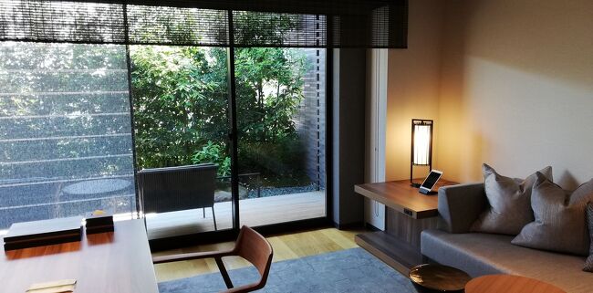 息子が臨海学校に行く間、夫とどこかに泊まろうと計画。<br />マリオットのポイントが使えるところでどこかないかなと検討してザミツイキョウトに宿泊することにしました。<br />50000ポイントで泊まれたのはかなりお得な素敵なホテルでした。<br />1泊目は京都駅前のザサウザンドキョウトへ、<br />2泊目はザミツイキョウトに泊まりました。<br />ザ〇〇キョウト、つながりーーー!<br /><br />4トラベラーのたらよろさんに京都の美味しいお店も教えてもらい、グルメとホテルを満喫した旅になりました♪<br /><br />スマホの容量がすぐにいっぱいになるので、スマホの写真の設定を下げたら、写真が縦長や横長になってしまいました。<br />旅行記を意識して写真を撮りすぎてしまうのです。<br />旅行記をアップしたら写真を減らしています。