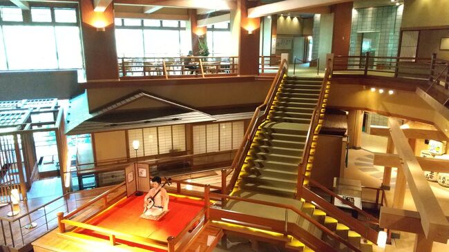 7月の4連休カレンダーが、まだJALにも反映していない年明けに、那覇特典航空券を予約(というか1月の沖縄をキャンセル後再予約)し、3度目の正直…宮古島(沖縄)!と思っていた7月の夏旅。あらかじめ検査72時間前を手配し、とにかく行くぞ、エイエイオー!って思っていたら、、検査実施翌日(2日前)、あっけなく出発便の欠航連絡が…そしてその夜、PCR検査の家族全員陰性の連絡が…チーン。台風って、、まさかのそっち?でした。。とほほ。<br />せっかくだし、那覇までは行く?那覇から出発遅らせて少しでも宮古島へ飛ぶ?とも考えましたが、色々考えて、またもキャンセル(変更)いたしました。キャンセル料まったくかかりませんでしたが、PCR検査代は戻らないので・・・まあ福島旅の安心料ですね^^;。<br /><br />欠航連絡をうけてから、私大慌てでプランB案を3つ立てまして。家族で相談&投票。結果、この福島旅が実現しました。思った以上に、すっっっっごく充実していて、お天気・プランニングも最高★<br />結果オーライ♪でした。<br /><br />3日目、最終日とは思えない、この2日間の濃厚さ!大川荘は、ロビーの無限城もテンションあがりますが、棚田温泉もこれまた雄大で…再訪したい★最後に宿場町・大内宿に立ち寄って、雰囲気ある景色を堪能し、帰路へ。最高でした!<br /><br />1日目 猪苗代湖・湖水浴~BBQ&キャンプ<br />2日目 朝ヨガ~桧原湖でSUP&水遊び~大川荘<br />3日目 大川荘~大内宿<br /><br />※息子11歳・娘9歳。不快に思われる方は、この先はすみません。