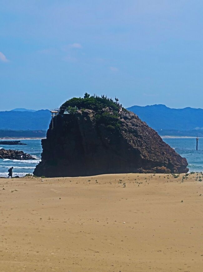 稲佐の浜（いなさのはま）は、島根県出雲市大社町にある砂浜。 <br />国譲り神話の舞台でもあり、「伊那佐の小濱」（『古事記』）、「五十田狭の小汀」（『日本書紀』）などの名が見える。また稲佐の浜から南へ続く島根半島西部の海岸は「薗の長浜（園の長浜）」と呼ばれ、『出雲国風土記』に記載された「国引き神話」においては、島根半島と佐比売山（三瓶山）とをつなぐ綱であるとされている。 <br />出雲大社の神事、神幸祭（8月14日）と神迎祭（旧暦10月10日）が行われる。<br />弁天島（べんてんじま）　稲佐の浜の中心にある。かつては弁才天を祀っていたが、現在は豊玉毘古命を祀る。<br />塩掻島（しおかきしま）　神幸祭においては塩掻島で塩を汲み、掻いた塩を出雲大社に供える。<br />屏風岩（びょうぶいわ）　大国主神と建御雷神がこの岩陰で国譲りの協議を行ったといわれる。<br />（フリー百科事典『ウィキペディア（Wikipedia）』より引用）<br /><br />稲佐の浜　については・・<br />https://www.izumo-kankou.gr.jp/213<br />