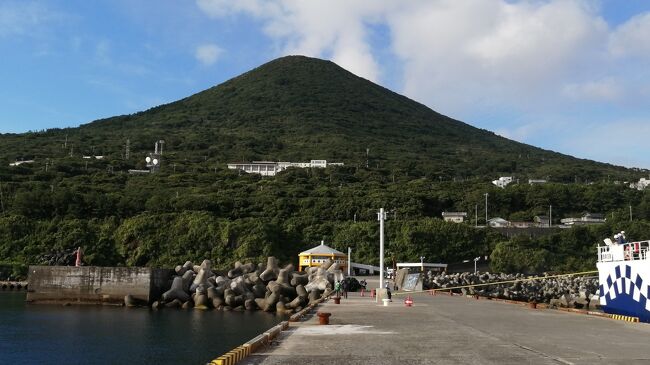 わたしにとっていわくつきの利島。<br />過去2回計画したものの、いずれも悪天候で行けず、うち1回は近くまで行ったものの、着岸できずに指を加えて大島から新島へと直行してしまいました。<br /><br />3度目の正直。<br />特に何もしなくてもいい、離島は泊まってのんびりしてみたい。<br />しかし、今回は特に割引の格安チケットがあるということと、新たに御船印なるものをゲットしたかったので、夜行日帰りのあわただしい行程で行くことにしました。<br /><br /><br />■スケジュール　7/19（月）～7/20（火）<br />竹芝23:00（さるびあ丸）－利島6:35<br />利島11:10（フェリーあぜりあ）－新島12:10<br />新島14:25（セブンアイランド　結）－竹芝17:00<br /><br />■チケット<br />就航一周年きっぷ　5,670円（竹芝－新島往復）<br /><br /><br />