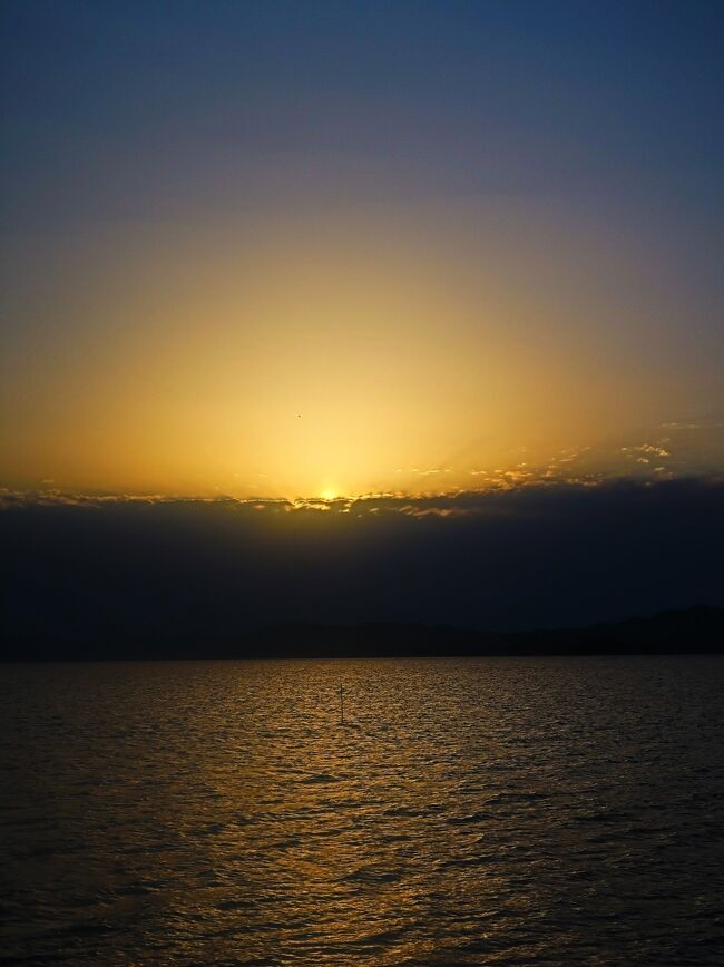 島根の東部に位置する宍道湖。　宍道湖は日本一の漁獲量を誇る「しじみ」をはじめとする「宍道湖七珍」や、「嫁ケ島」「夕日」「しじみ採り」などの風光明媚な風景が楽しめます。<br />さらに「夕日」が映る宍道湖は様々な表情で私たちを楽しませてくれます。<br />魅力溢れる「松江」へお越しの際は、宍道湖観光遊覧船「はくちょう」でおくつろぎください。<br /><br />http://hakuchougo.jp/　より引用<br />