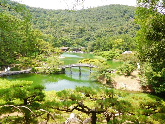 JALマイレージで行く香川県高松市・金毘羅宮・ちょこっと徳島県で数十年ぶりの(高校の修学旅行以来)香川県と徳島県の訪問です。<br /> メインは高松市の栗林公園の散策と金毘羅宮の参拝で金毘羅宮の階段上りです、それと瀬戸大橋・大鳴門橋の見学も<br /> 四日間で430Km のレンタカードライブです<br /><br />写真は 栗林公園のパンフレットにも使われる高台からの一枚