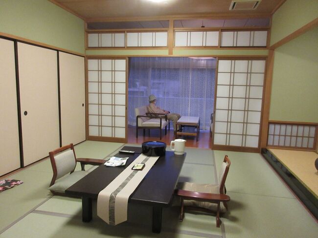 姫路から有馬温泉に行くのには色んな行き方があるようですけど三宮まで出てもコロナ禍で高速直通バスは運行してないかもしれません。<br /><br />できるだけ乗り替えの少ない行き方を選択して、山陽電鉄~神戸電鉄を乗り継いでトンネルだらけの山中を揺られること2時間、 夕方 有馬温泉駅に着きました。運よく「太閤の湯」行のシャトルバスが待機していたのでリンクしているホテル・「きらり」へ直行できました。<br /><br />「きらり」というモダンなホテル名の由来は2年前に阪急・阪神HD が合併しリニューアルしたのですって。<br /><br />ホテルは食事が雅で美味しくて山上の部屋も快適、大浴場の泉質もまずまずなのに入浴時間が最終11時と早じまいの上に専用エレベーターに乗る際にスリッパを脱いで食事処の廊下を歩くという案内には足裏の衛生面で戸惑いました。
