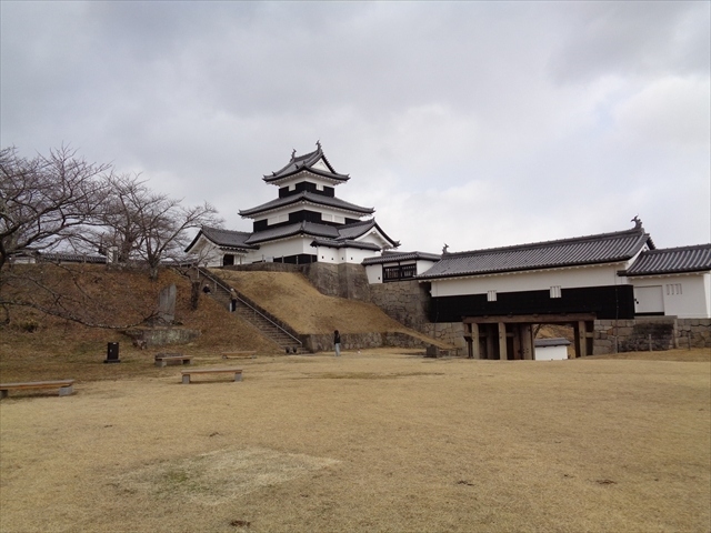 早春の2月は福島県白河市にある小峰城へ．できれば桜の時期に行きたかったのですが，スケジュールが合わずに，このときになりました．シンボルとなっている三十櫓は再建されたものですが，石垣は造られた当時の様子をよく残していて，何故ここが日本100名城に数えられているのか分かります．小峰城を見た後は南湖公園に行き，中にある施設松楽亭で抹茶を頂きました．最後に白河の関へ．松尾芭蕉も通ったこの関所は，関東と東北を隔てる重要な関所で，当時はお城のような構造の関所であったことが分かりました．