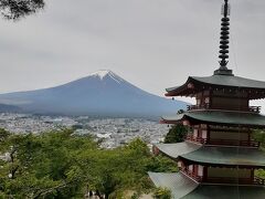 富士吉田五重塔と富士山（３）新倉山忠霊五重塔。