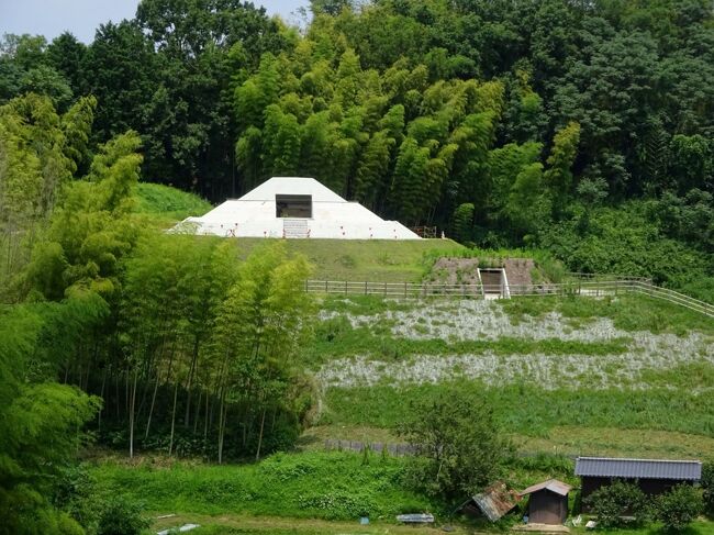 2021年7月13日、牽牛子塚古墳と越塚御門古墳の近くを通りました。<br />復元工事の現状です。<br />牽牛子塚古墳は斉明天皇と娘の間人皇女のお墓。<br />越塚御門古墳の被葬者は、大来大津姉弟の母太田皇女です。<br />詳しくは、下記をご覧下さい。<br />「六国史の旅 飛鳥の姉弟4 大来大津まぶたの母、太田皇女越塚御門古墳」<br />https://4travel.jp/travelogue/11672620<br /><br />4トラベルのブログは初投稿日順に並べることができません。<br />初投稿日順に並べるために、旅行日を2021年7月6日といたします。<br />