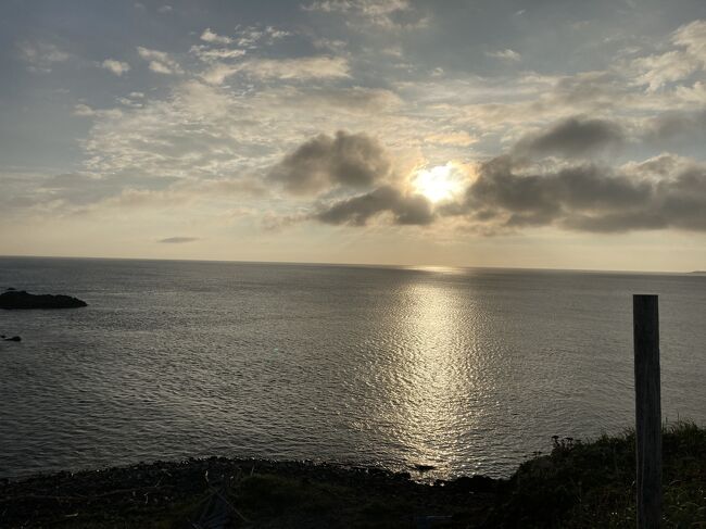 昨年に引き続き、礼文島に行きました。<br />稚内まではANAの特典航空券を利用。<br />宿はもちろん、我らが星観荘に２泊お世話になりました～<br /><br />なお、前編と後編に分けてアップします。<br />風景ばかりですが、礼文島はその瞬間瞬間に写真に<br />おさめたい衝動に駆られてしまいました。<br /><br />あと、台風の影響なのか、道北は異常気象でして、<br />到着日には観測史上初となろ気温が31度越え！<br /><br />防寒として用意した山用の羊毛素材の長袖衣類は<br />袖を通すことなく、カバンにしまったままでした。<br /><br /><br />7/29　NH571　HMD10:35→WKJ12:25<br />8/1      NH572  WKJ13:15→HND15:15<br /><br />