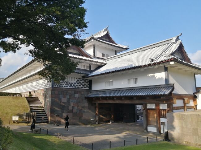 4連休に休みを1日プラスした5日間で北陸を周遊してきました。3県とも行ったことがあるのですが日本100名城のスタンプを集める前だったので北陸の全ての100名城を回ることをメインにそのほか前回行ってなかった場所で気になっていたところをまわってきました。<br /><br />★旅行記３のルート<br />金沢駅→金沢城公園→尾山神社<br /><br />１．東京駅～富山 世界一美しいスタバ 富山環水公園店～白えび亭<br />２．富山 高岡大仏～高岡古城公園<br />３．石川 金沢城公園～尾山神社←★今ここ<br />４．石川 ひがし茶屋街～レストラン自由軒～金沢城公園ライトアップ<br />５．石川 ひがし茶屋街～近江町市場～スタバのJIMOTOフラペチーノ<br />６．石川 観光列車「花嫁のれん」で七尾に移動<br />７．石川 五大山城のひとつ七尾城<br />８．石川 七尾さんぽ（花嫁のれん館～イタリアンジェラート チェルキオ）<br />９．石川 能登半島にある和倉温泉宿泊<br />10．石川 のと鉄道観光列車「のと里山里海号」乗車<br />11．石川 能登鉄道「花咲くいろは」ラッピング電車<br />12．石川 輪島駅～輪島朝市通り～輪島キリコ会館<br />13．石川 道の駅 千枚田ポケットパーク～白米千枚田＆～千枚田珈琲<br />14．石川 輪島さんぽ（重蔵神社～香華園～御陣乗太鼓実演見学）<br />15．石川 輪島朝市さんぽ～金沢駅～福井駅<br />16．福井 福井 北陸地方唯一の現存天守 丸岡城<br />17．福井 スタバのJIMOTOフラペチーノ～秋吉の焼き鳥～恐竜広場<br />18．福井 福井 明智神社～一乗谷城登山（馬出ルートで登山～英林塚ルートで下山）<br />19．福井 一乗谷朝倉氏遺跡散策（英林塚～朝倉館跡～復元街並）<br />20．福井 谷口屋の油あげ～越前大野散策～バスタ新宿