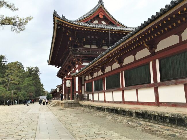 古都一人旅★<br />奈良二日目の奈良観光。<br />ホテルの案内では紅葉の時期のバス運行は<br />乗り残しもありお勧めできないとの事。<br />また、タクシーも手配が難しいでしょう…。<br /><br />ホテルで頼んだタクシーは30分待ち。<br />ロビーでご一緒した母娘さんは<br />なんと、約一時間の待ち時間でした。<br /><br />そんな訳で、遥か昔に健脚を返上した私は<br />タクシーで東大寺と二月堂と興福寺を巡りました。<br /><br />表紙写真は<br />鏡池からの東大寺中門です。<br /><br /><br /><br />