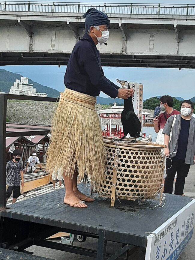 長良川の鵜飼い船に乗って見学をした。