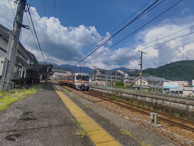 去年18きっぷビギナーということで東海道本線と山陽本線(こちらは一部乗ってませんが)を乗り通して、もっと見てみたいと思う箇所がいくつかありました。 <br />特に来年から仕事の関係で休みが長く取れる保証がないため、時勢は厳しいものの人混みを避ける、マスク消毒の徹底、(1人なのでそもそもしませんが)会話を控えることを念入りに今年にチャレンジしました。<br /><br />また去年と同じように東海道&amp;山陽ルートでは面白くない&amp;混雑が予想されるので平日を使い所々ルートを変えて、山陽は尾道まで降り山陰経由で戻る旅路を計画しました。<br /><br />こちらの旅行記では初日中央線経由で名古屋まで向かい姫路へ移動、翌日姫路から所用のある倉敷、尾道、そして陰陽連絡の要である新見まで至る前半2日間を記録しています。<br /><br />毎度の事ながらフォートラベル設定の日時は適当ですので悪しからず。また目的地の塩尻もそこまで観光しておらずあくまで途中ライトな観光を挟んだ鉄道旅としてお楽しみください。