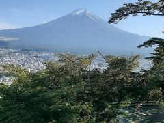富士吉田五重塔と富士山（５）富士山展望台で軽く飲食し、下山する。