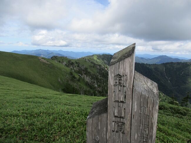 かねてから憧れていた剣山へ行こうと思いつきで四国へ乗り込み、現地で四国一周を画策！！！<br />高速道路以外の道がこんなにも険しいとは・・・<br />かなりヘトヘトになりましたが、結果的には決行して良かったと思える旅になりました。<br />まずは憧れの剣山を目指します！！<br />