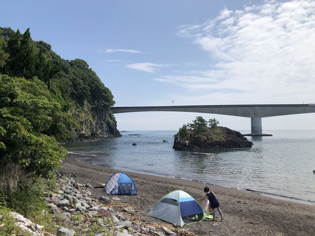 神奈川県の西の端、真鶴から湯河原の海岸を歩いて巡りました。<br /><br />真鶴駅<br />→ 岩海岸/岩海水浴場 → → 源頼朝船出の浜 → 真鶴町民俗資料館<br />→ 荒井城址公園 → 湯河原海水浴場 → 湯河原海浜公園<br />→ 湯河原駅