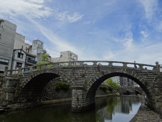 東京オリンピックのチケットを持っていたのですが、無観客となってしまいました。数年前から楽しみにしていた夏休みの一大イベントが無くなった我が家。<br /><br />その開会式の週の月曜日、妻からのメール「長崎に行きたい。(4連休初日の)木曜日のマイル席空いてる?」。<br />その時は空いてませんでしたが、火曜日の晩に見てみたら・・・空いてました!!海外旅行に行けず、溜まりに溜まったマイル。少々使っても減りません(笑)<br /><br />というわけで、4連休の最初の2日(木曜と金曜)で長崎旅行に行ってきました。予約から出発までなんと36時間。<br />正直、事前の下調べは全然できませんでしたが、結果的に有名スポット(原爆関係以外ですが・・)はほぼ観光でき、美味しい食事もできて、満足できる旅となりました。<br /><br />