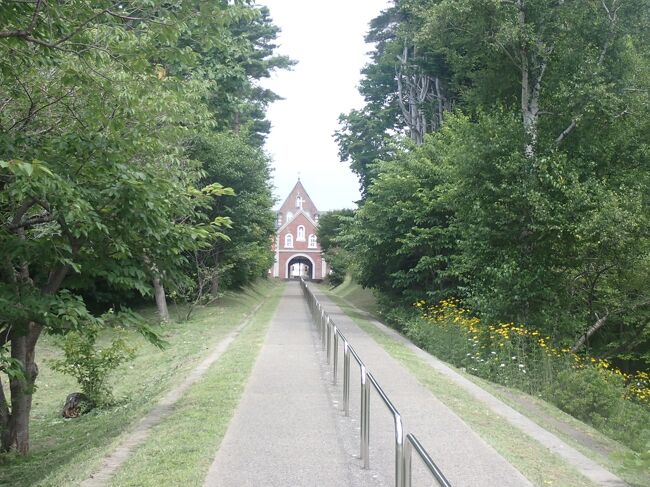 函館を後にして松前に向かいます。<br />まずは「トラピスト修道院」へ寄りました。<br />美しい海岸線を快適に松前に向かいます。<br />チェックイン時間にまだ早いので「福山城」通称「松前城」を巡りました。<br />日差しが強くかなりばてました。<br />https://youtu.be/BLspf9XNG6k<br /><br />