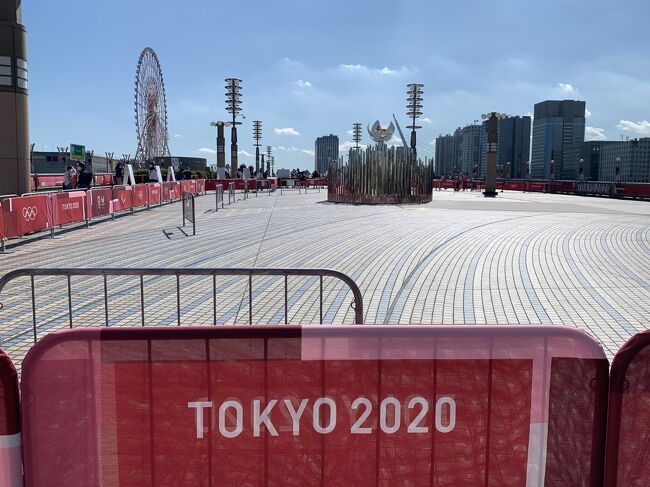 本当に開催されるの？と私の周りでは心配してましたが、予定通り開催されたTOKYO2020オリンピック・パラリンピック！<br />都民としては中止にしてほしい！と思っていた私ですが、始まってみると日本の選手達の活躍に、なんか楽しい！そしてメダルを取った選手のインタビューには、母親の感覚になってしまい涙を流してしてます…辛い日もあったけど、ウンウン…よくがんばったね・・・グシュグシュ…<br />１年延びた事でモチベーションを高く維持するのは大変だったと思います。<br /><br />大変な時期の東京オリンピックでしたが、感動をありがとう！<br /><br />そして思っていた通りの、感染者爆発の東京・・・(＞＜)<br />街中にはオリンピックのTシャツを着たYOU達が増えてきてます。マスクしてない方結構いるんですよね！まぁ～彼らだけが悪いわけでは無いのですが、マスクはしてね！<br />もうオリンピックが終わるまで仕方ないと諦めています…<br />私は常にマスク二重生活をしていますが、暑いです・・・<br /><br />聖火台はどこにあるのか調べてみると、家から３１分で行ける事が判明！<br />ちょうど２回目のワクチン接種のため２日間お休みを取っていたのですが、うまく予約が取れず１日フリーな時間ができたので、４トラの皆さんに観ていただこうと思い、お台場まで行ってきました。