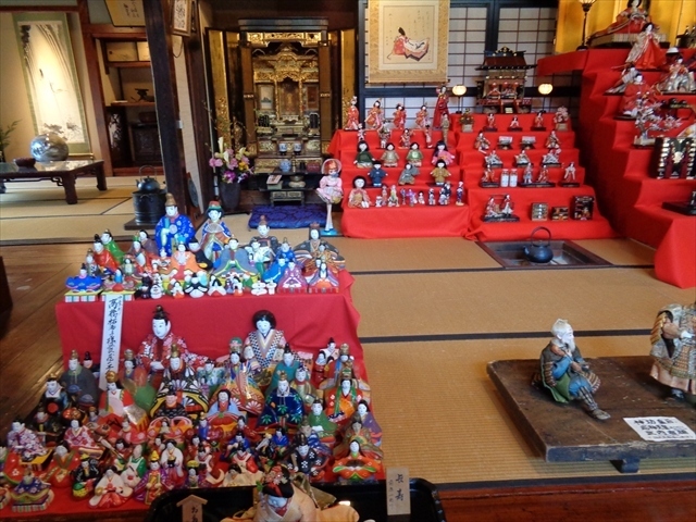 3月になり,今日は家族で村上市のひな祭へ.かつて城下町であった村上には,代々受け継いできた沢山のお雛様があり,旧町屋を中心に各家で飾られます.お雛様は無料で見学できるので,普段は静かな村上市も,この時期になると沢山の観光客が訪れます.今年のひな祭はコロナの影響もあって規模は縮小されたようですが,それでもどの家でも精一杯のおもてなしが感じられてとても良かったです.
