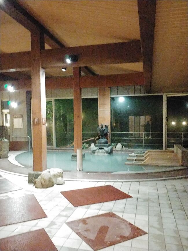 さて 今月は久々東京へ<br />娘の結婚式で 出掛けました<br />お盆も過ぎ 今日明日と2連休です<br />温泉に行きたいなぁ でもコロナの影響で<br />県外は ちょっと避けた方がいいかな<br />ということで 大好き鳴子温泉を検討します<br />いつも見上げてた 高台にある吉祥の<br />格安プランを 見つけました<br /><br />訳あり部屋で 14.900円<br />貯まってたポイントを 2.600円使って<br />12.300円で 8/6に楽天トラベルで予約しました<br /><br />昨日一泊して 温泉と食事に大満足でした<br />今日は11:00チェックアウトなので ゆっくりして帰ります