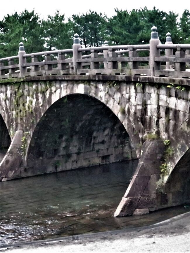 石橋の架橋技術や当時の歴史をわかりやすく伝える<br />鹿児島市の中心を流れる甲突川には、江戸末期、肥後の名石工「岩永三五郎」指導のもと建造された5つのアーチ石橋（玉江橋、新上橋、西田橋、高麗橋、武之橋）が架けられていました。<br />なかでも「西田橋」は、城下の表玄関として豪華に建造され、あの「篤姫」もお輿入れの時渡ったといわれます。<br />約150年の間現役の橋として県民に親しまれてきましたが、1993年8月6日の集中豪雨により、2橋が流失してしまいました。残った「西田橋」など3橋を移設・復元し、併せて石橋の架橋技術や当時の歴史をわかりやすく伝える「石橋記念館」を整備した公園です。<br />橋下の「水の流れ」では、安心・安全で「古き良き時代」の川遊び体験ができます。また「水遊びスポット」、子どもたちの学習の場、観光や憩いの場所として親しまれています。<br />隣接する祇園之洲公園には三五郎像や、世界近代化遺産候補の薩英戦争（祇園之洲）砲台跡などもあり、石橋記念公園とともに憩いのスポットとなっています。<br />https://www.kagoshima-yokanavi.jp/spot/10069　より引用<br /><br />石橋記念公園・石橋記念館については・・<br />http://ppp.seika-spc.co.jp/ishi2/<br /><br />鹿児島シティビュー　については・・<br />http://www.kotsu-city-kagoshima.jp/tourism/sakurajima-tabi/#ank3<br />