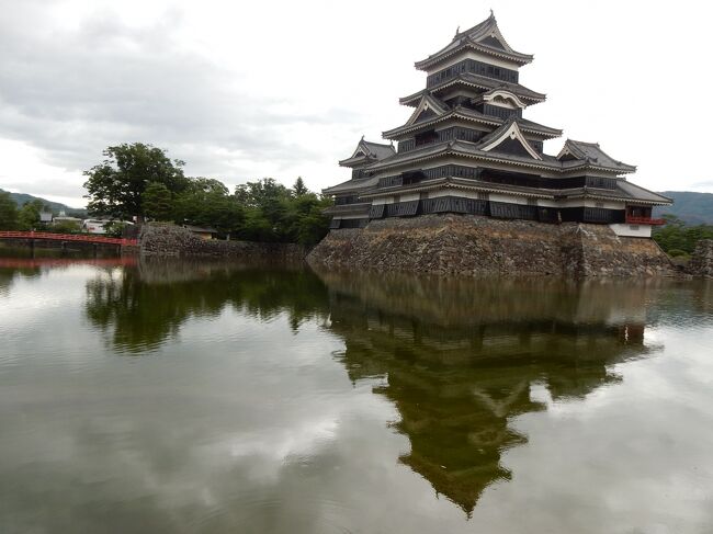 大人の休日倶楽部パスを使った旅の続きです。<br />パスの有効期間4日間の内、最初の2日間で東北を周遊しました。<br />3日目は外せない仕事があったので休養日?に充てて、最後の1日で長野と新潟を駆け足で旅してきました。<br />最初の目的地は、国宝の松本城がある松本です。<br />松本は初めて訪れましたが、城下町らしく歴史を感じさせる佇まいが残るコンパクトにまとまった街で、短い時間ながら松本城などの観光を楽しむことが出来ました。<br /><br />2017年6月以来、5年ぶりに「大人の休日倶楽部パス(東日本)」を利用して旅をしてきました。<br />以前は、2016年4月に定年退職するまで水戸に9年間単身赴任していて毎週JRを利用して東京と水戸を往復していたこともあって、毎年2~3回のペースで「大人の休日倶楽部パス」を使って主に東北を巡る旅をしていました。<br />定年退職後は、JR利用の機会が減ると共に、ある程度まとまった休みが取れると海外に出かけるようになり、しばらく利用していませんでした。<br /><br />「大人の休日倶楽部パス(東日本)」は、JR東日本が主催する「大人の休日倶楽部」会員限定の切符で、JR東日本全線、青い森鉄道線、IGRいわて銀河鉄道線、三陸鉄道線、北越急行線、伊豆急行線及び富士急行線の全線、並びにえちごトキめき鉄道線の新井~直江津間の特急(新幹線を含む)・急行列車の普通車自由席及びJR東日本管内のBRTが4日間乗り降り自由です。<br />予め座席の指定を受ければ普通車指定席も6回まで利用可能です。<br /><br />*「大人の休日倶楽部」とは、入会資格が50歳以上の 会員組織で、JR東<br /> 日本とJR北海道の運賃・料金が割引になるほか、会員限定のきっぷ、旅<br /> や生活各種の特典サービスを受けることが出来ます。<br /> 年齢に応じて、50歳から入会できるのミドル会員(切符の割引率5%)と <br /> 65歳(女性は60歳)から入会できるジパング会員(切符の割引率30%)<br /> があります。<br /><br />■日程<br /> 7月3日(土)<br /> 東京(自宅)→仙台(松島・塩釜)→青森(宿泊)<br /> 7月4日(日)<br /> 青森→(リゾートしらかみ号)→秋田→盛岡→東京(自宅)<br /> 7月5日(月)<br /> 会社の定例会議に出席<br /> 7月6日(火)<br /> 新宿(自宅)→松本→長野→(高崎)→新潟→東京(自宅)<br />