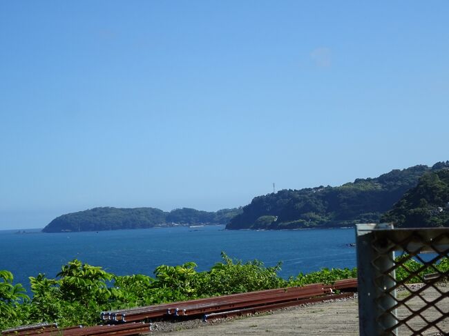 18切符二回目。ぐるりと回って海の見える所まで移動してみました。<br />地域選択欄に目的地がなかったので一応近い所にしておきました。<br />遠出は出来ない、近場でなんとかこなそうと。要は23区を通らずに大回りしてみたらどうだろうという好奇心からです。結果、ロングシート区間が長すぎ疲れた、旅情がなかった。なにをしているんだろうという虚無感にさいなまれた、しかし青い海が厭世観を吹き飛ばし結果オーライでした。